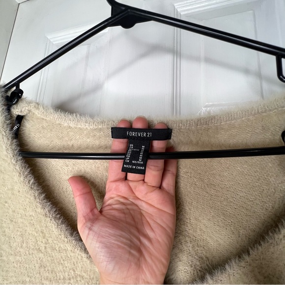 Forever 21 Long Sleeve Fuzzy Crop Top with Scrunch Front | Size M - Picture 6 of 6